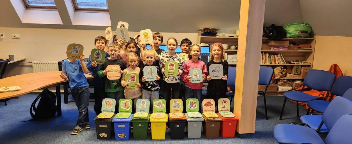 Žáci 1. stupně se 11. 12. seznámili zábavnou formou o problematice odpadů.
