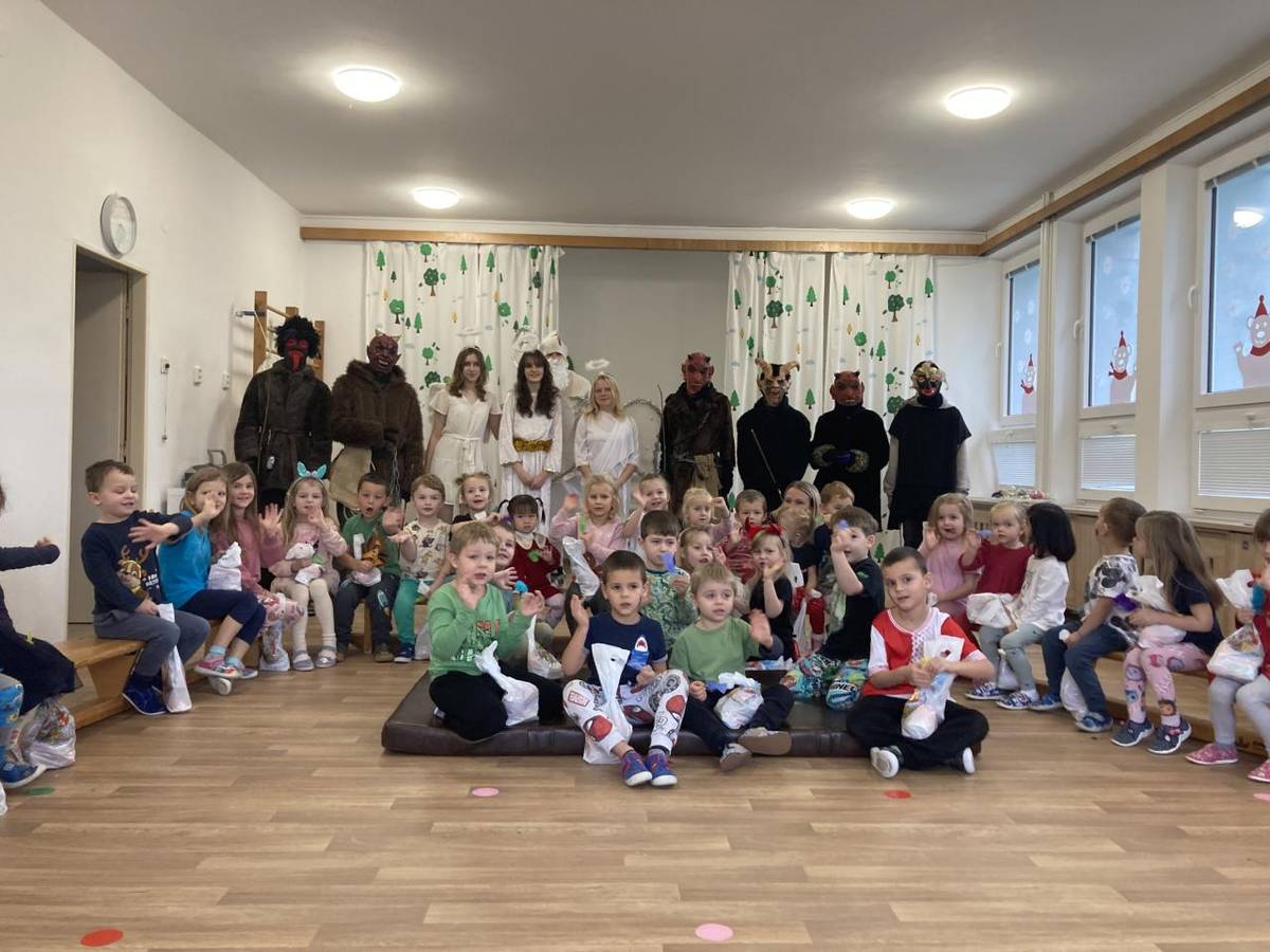 Žáci ze základní školy přišli děti do MŠ pochválit a rozdali jim mikulášskou nadílku.