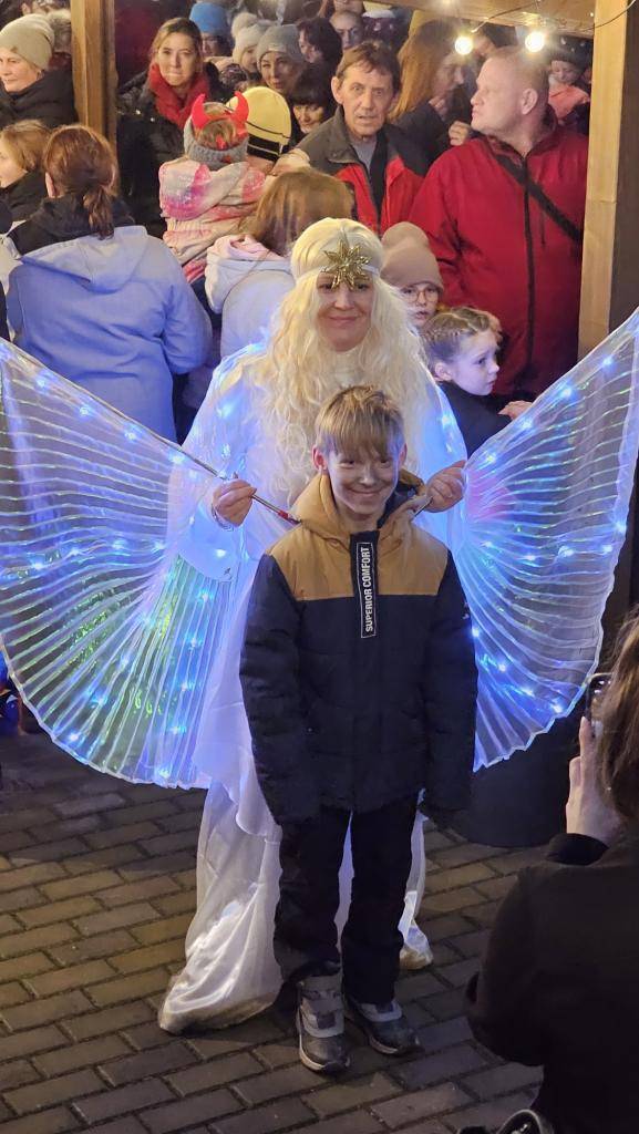 Mikulášská nadílka přilákala v pátek 5. prosince plno dospělých a hlavně dětí. Od 16 hodin vystoupily v Kulturním domě děti z MŠ a ZŠ Luková – přivítal je sál plný rodičů, prarodičů, sourozenců a kamarádů.