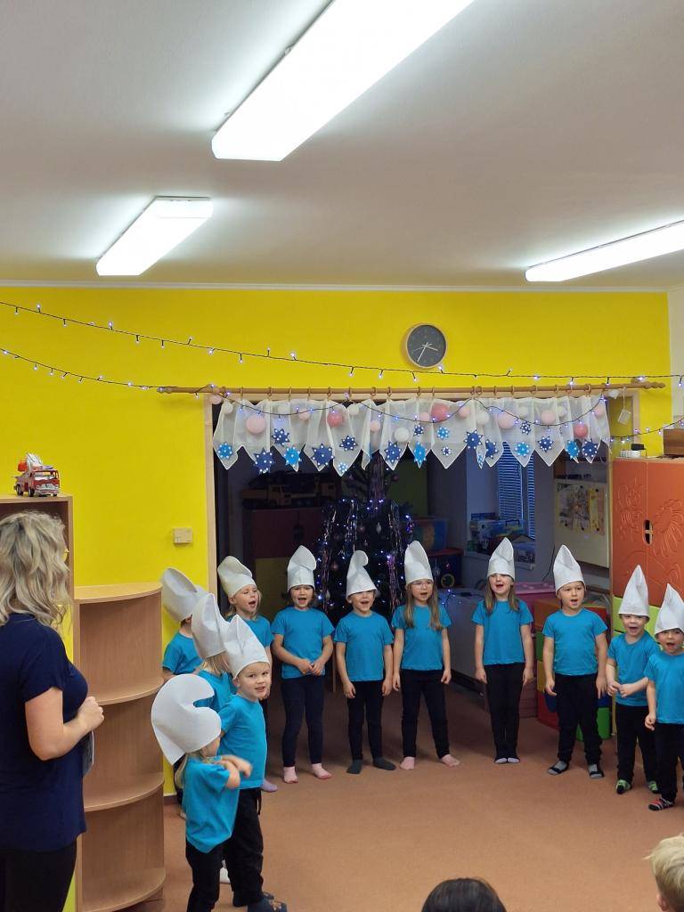 Komu by nevykouzlily úsměv na tváři veselé šmoulí písničky a tanečky proložené tradiční koledou a milou básničkou. Vánoční šmoulí besídka se opravdu povedla! Makarena na závěr byla úžasná :-)