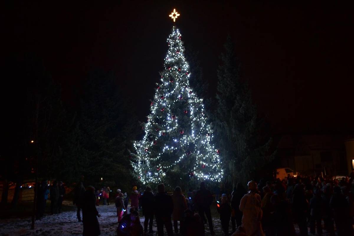 Na stránkách si můžete prohlédnout fotografie ze setkání se seniory, Zdobení vánočních perníčků, pletení adventních věnců a vánoční klubovny a rozsvěcení vánočního stromu.