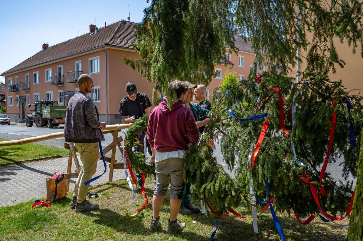 Hoši z technického úseku + dobrovolní nadšenci po několikaleté pauze opět postavili před kulturním domem májku.  Vypomáhala i technika. Májku hlídali přes noc skauti.