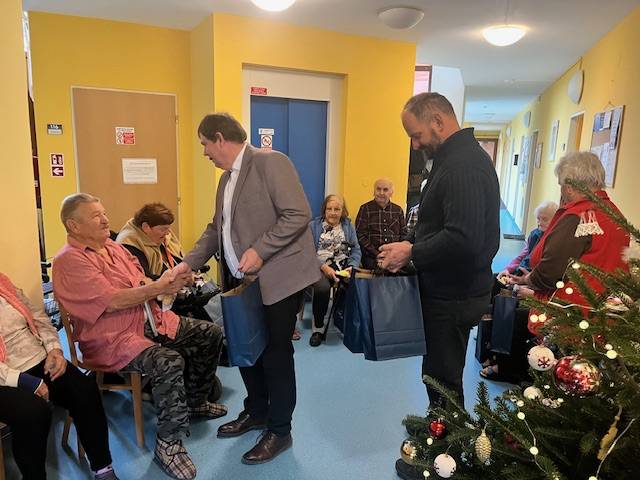 Ve středu 3.12.2025 se pan starosta s panem místostarostou potkali s klienty domů s pečovatelskou službou v Hulíně.