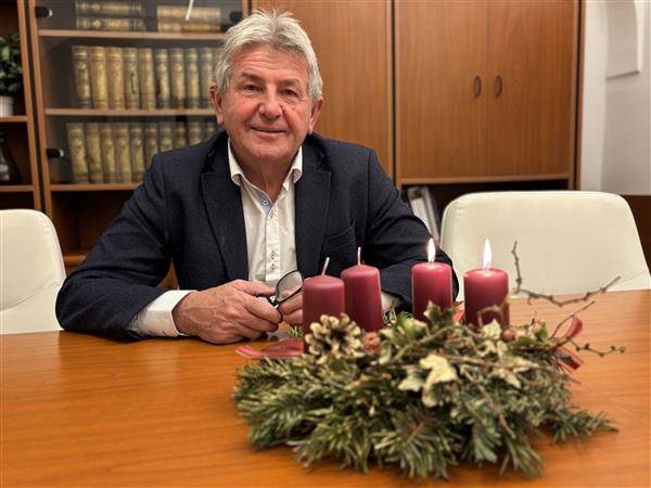 Vážení a milí spoluobčané, adventní čas je opět tady a naše město se v těchto dnech zahaluje do světel, klidu a sváteční atmosféry. Ulice září vánoční výzdobou, okna domů svítí teplým světlem a vzduch provoní vůně cukroví, jehličí a horkého čaje. Právě v těchto dnech máme možnost na chvíli zpomalit, zastavit se a vnímat okolí i sebe navzájem. Vánoce jsou časem, kdy si více než jindy uvědomujeme hodnotu domova, rodiny a lidské blízkosti.