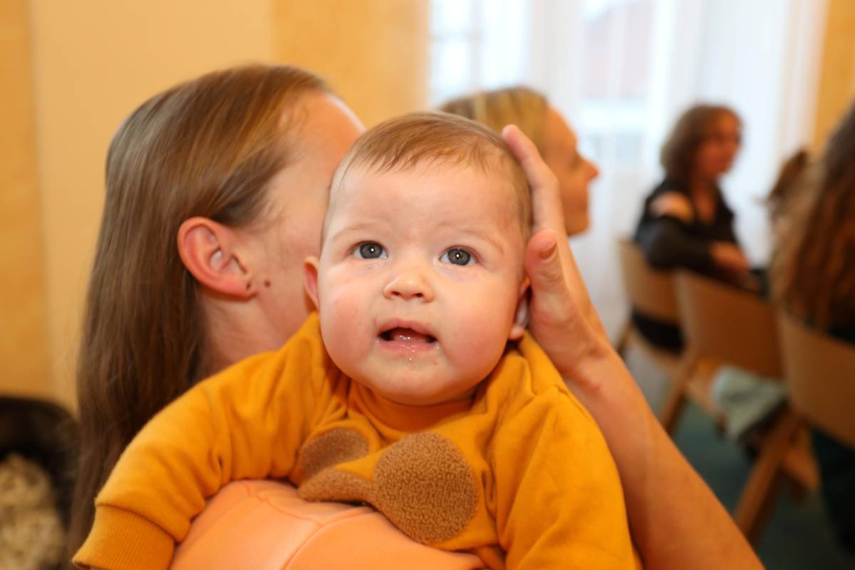 Ve středu 10. prosince se v obřadní síně radnice konalo poslední letošní vítání občánků. Všichni noví Vimperáčci obdrželi jako příspěvek do života 6000 Kč (půlku od města, půlku od kraje) a hmotné drobné dárky. Hodně štěstí všem! Celou fotogalerii najdete na webu města 👉 Vítání občánků 10. 12. 2025: Vimperk   Obřad pro děti narozené v závěru roku 2025 a dosud příliš malé se uskuteční v roce novém, paní matrikářky všechny rodiče obešlou.