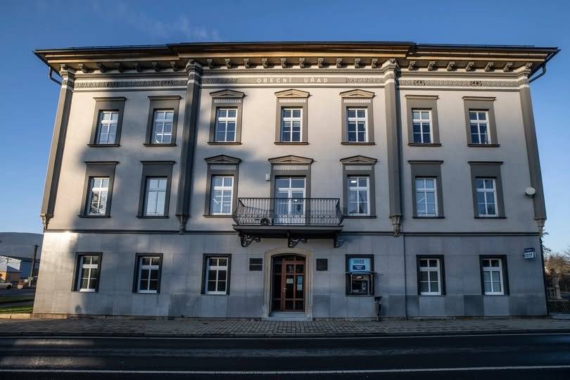 Vážení občané, rádi bychom Vás informovali, že obecní úřad bude z organizačních důvodů mezi svátky uzavřen, a to v období od 23. prosince do 31. prosince 2025 📅 Prosíme Vás proto, abyste si vše potřebné vyřídili s předstihem, případně se předem 📞✉️ telefonicky či e-mailem domluvili s našimi pracovníky. Rádi Vám po domluvě zajistíme potřebné vyřízení. 🤝 Děkujeme za pochopení 🙏 a přejeme Vám příjemné dny 🎄