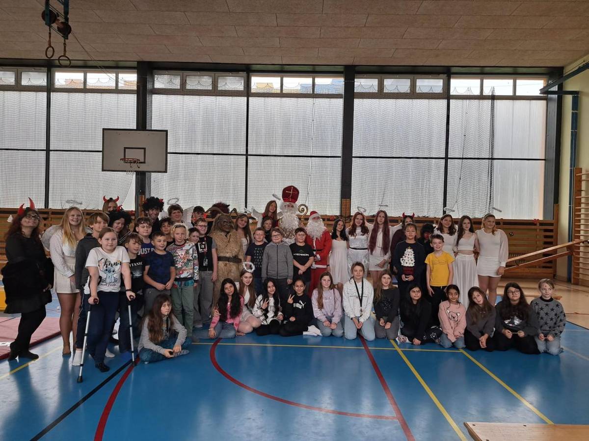 V pátek 5. prosince se v tělocvičně uskutečnila letos trochu netradiční mikulášská besídka. Místo tradičního programu si žáci devátých tříd připravili pro nejmladší spolužáky zábavná stanoviště s „pekelnými“ úkoly, která děti plnily s nadšením a úsměvem.