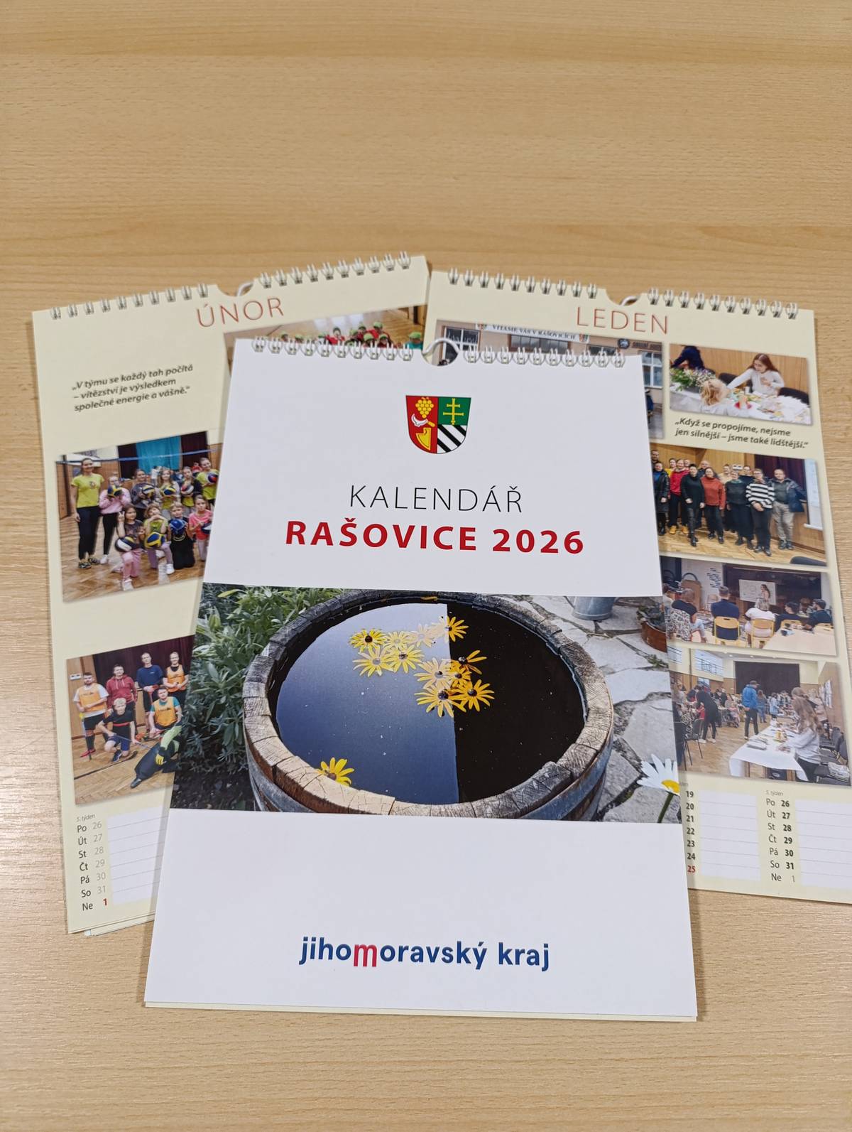Pozor, novinka! Máme nový nástenný kalendář na rok 2026 😉. Připravili jsme pro vás obecní kalendář plný fotografií ze spolkových činností, úřadu, školy a společného dění v obci. Možná na některé fotce najdete sebe nebo své známé. Kalendář může být hezkým dárkem pro rodinu, přátele i známé a radost vám bude dělat po celý rok. K dostání na obecním úřadě – neváhejte, dokud jsou ještě k dispozici!