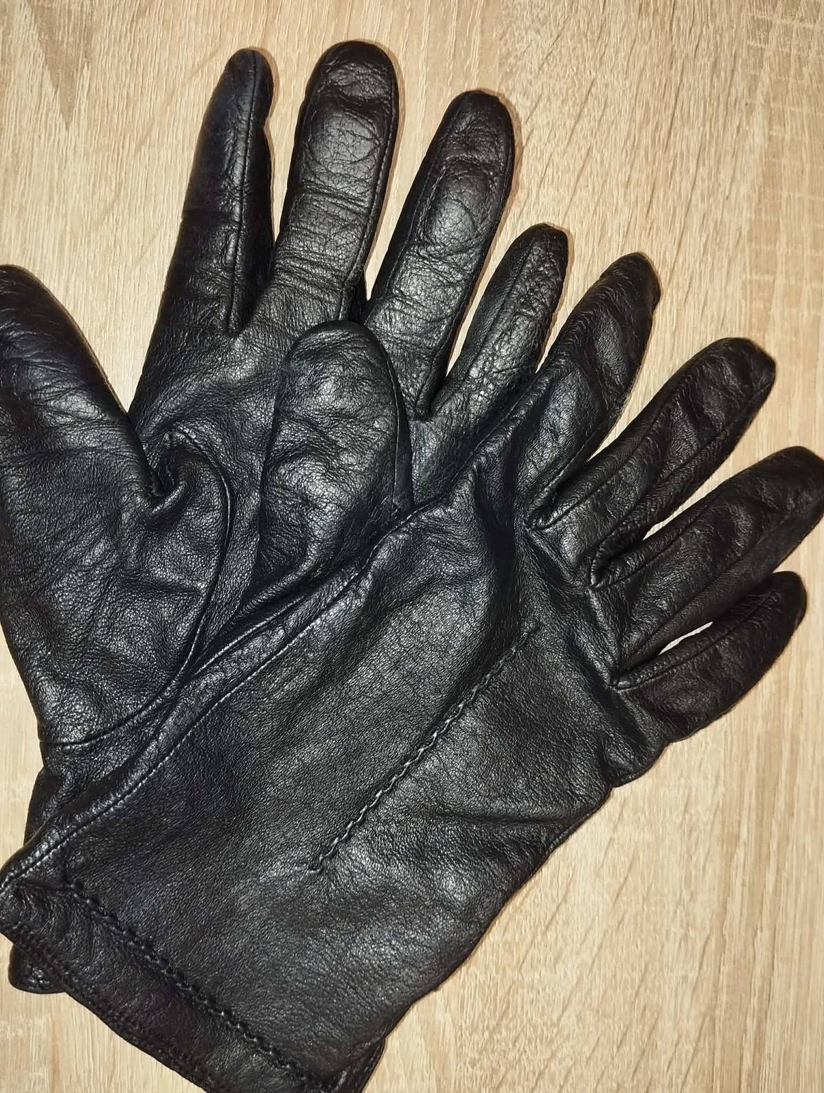 Neztratil někdo dámské rukavice před č.p. 186?  K vyzvednutí na OÚ Prachovice.