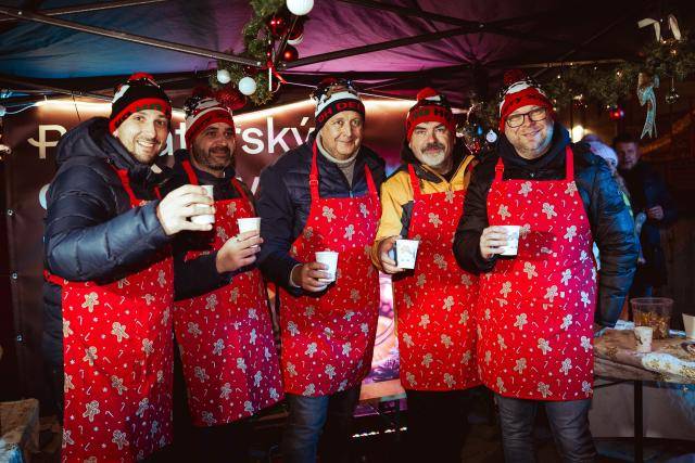 Rekordních 63 213 korun poputuje letos do spolku Alfa handicap díky tradičnímu dobročinnému prodeji punče na vánočních trzích. Návštěvníci si v úterý 16. prosince mohli zakoupit punč či teplý jablečný mošt přímo od primátora Petra Vrány a jeho náměstků. Ti během odpoledne vydali stovky kelímků teplých nápojů u speciálního charitativního stánku.                               Číst dál...