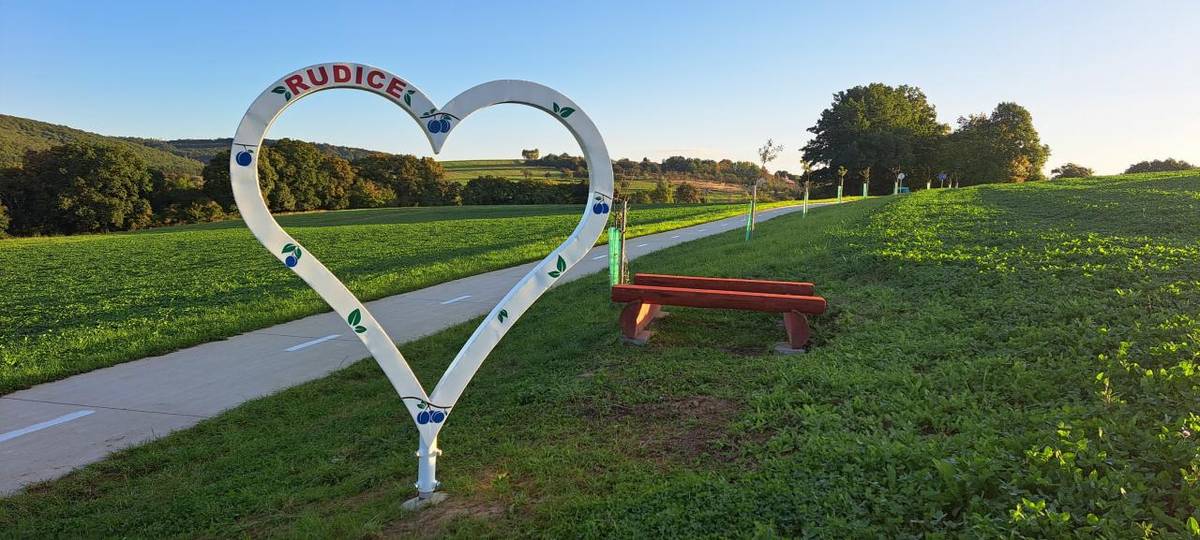 Cyklostezka je udržovaná a skvěle slouží všem příznivcům. Je zde nainstalováno nové fotografické srdíčko, které zhotovil Tomáš Bílý. Pokračováním jsou trnkové potisky, protože k Rudicím slivovice patří. Tímto Tomášovi děkujeme! Poděkování patří také Michalu Malcovi za originální designový nápad.