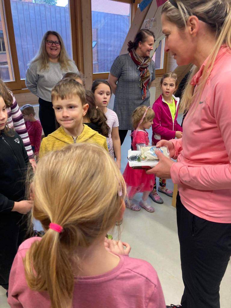 Děkujeme všem rodičům i přátelům školy. A těšíme se v příštím pololetí. Letos na Vánoce byla i vánočka….