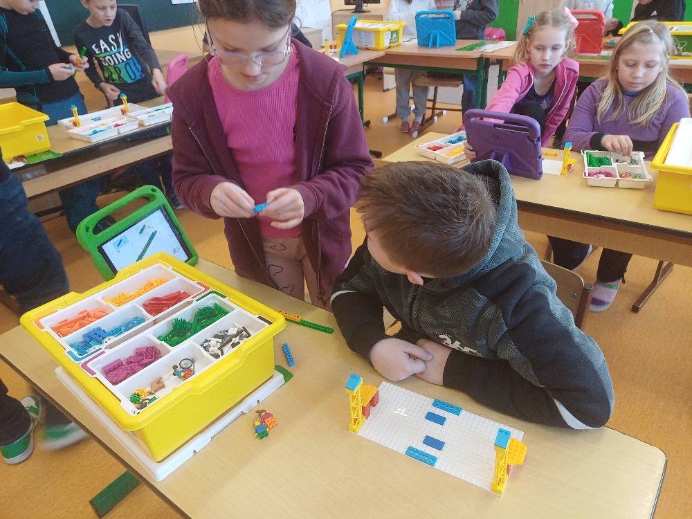 Žáci 3. a 4. třídy spolupracovali 4 vyučovací hodiny na programování s pomocí stavebnic Lego Education Spike. Při práci řešili různé problémové úkoly a současně rozvíjeli svou kreativitu. Díky výbornému vedení lektora byly děti nadšené z toho, co všechno dokázaly vytvořit.