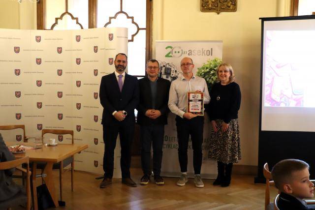 Přerovské školy se letos výrazně prosadily v krajské sběrové soutěži Odlož mobil ve škole. Do ekologického projektu, který organizoval Olomoucký kraj ve spolupráci s kolektivním systémem ASEKOL a statutárními městy Přerov, Prostějov a Olomouc, se zapojilo téměř osmdesát škol z celého regionu. Společně odevzdaly k odborné recyklaci 9602 starých mobilních telefonů.                               Číst dál...