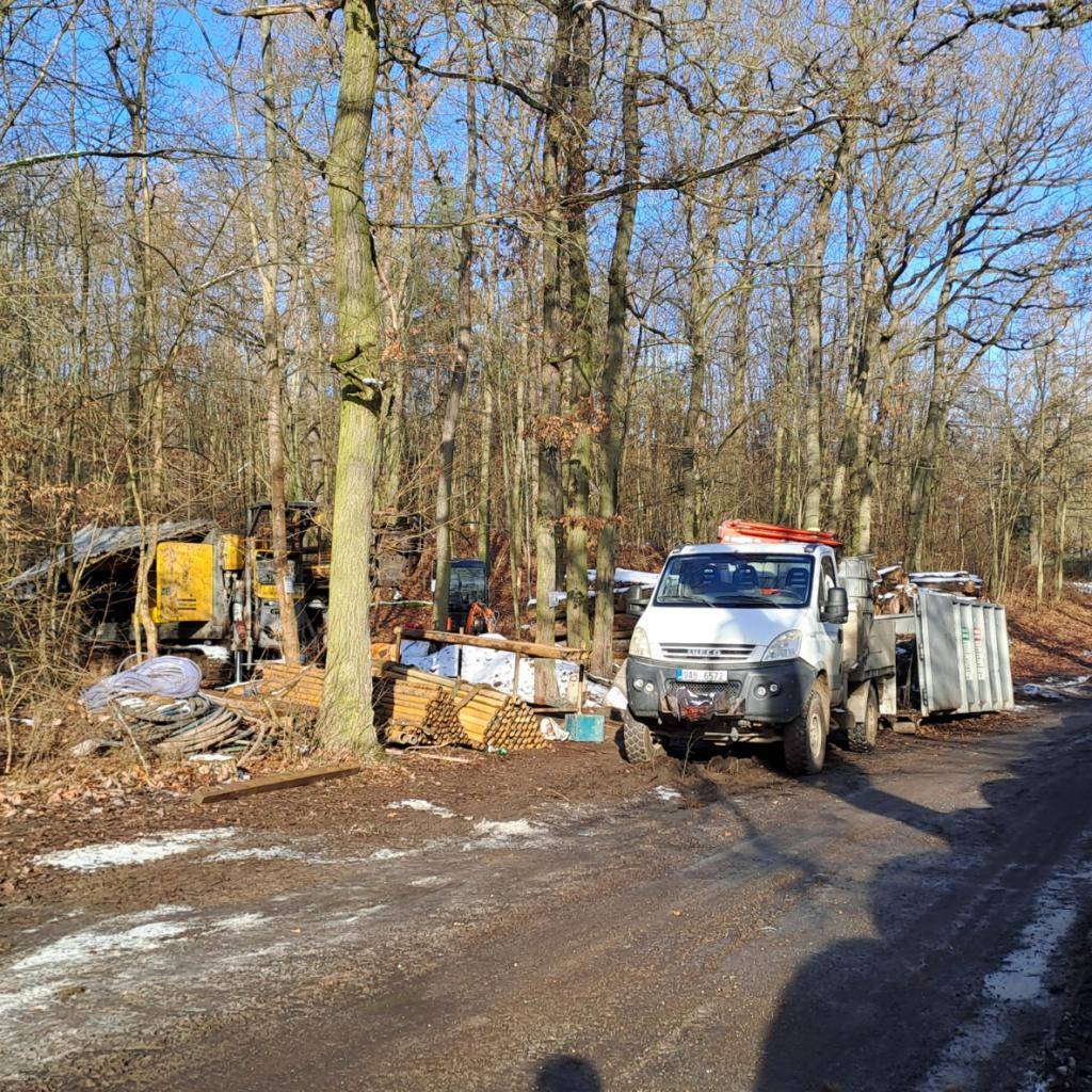 V připojerném souboru najdete průběh hladin v devíti měřených studnách na Záhrabské. Je zde i popis, komu která křivka patří.