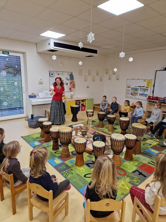 Ve středu 3.12. navštívila naši MŠ paní Tomková s netradičními hudebními nástroji, které si děti mohly také vyzkoušet.