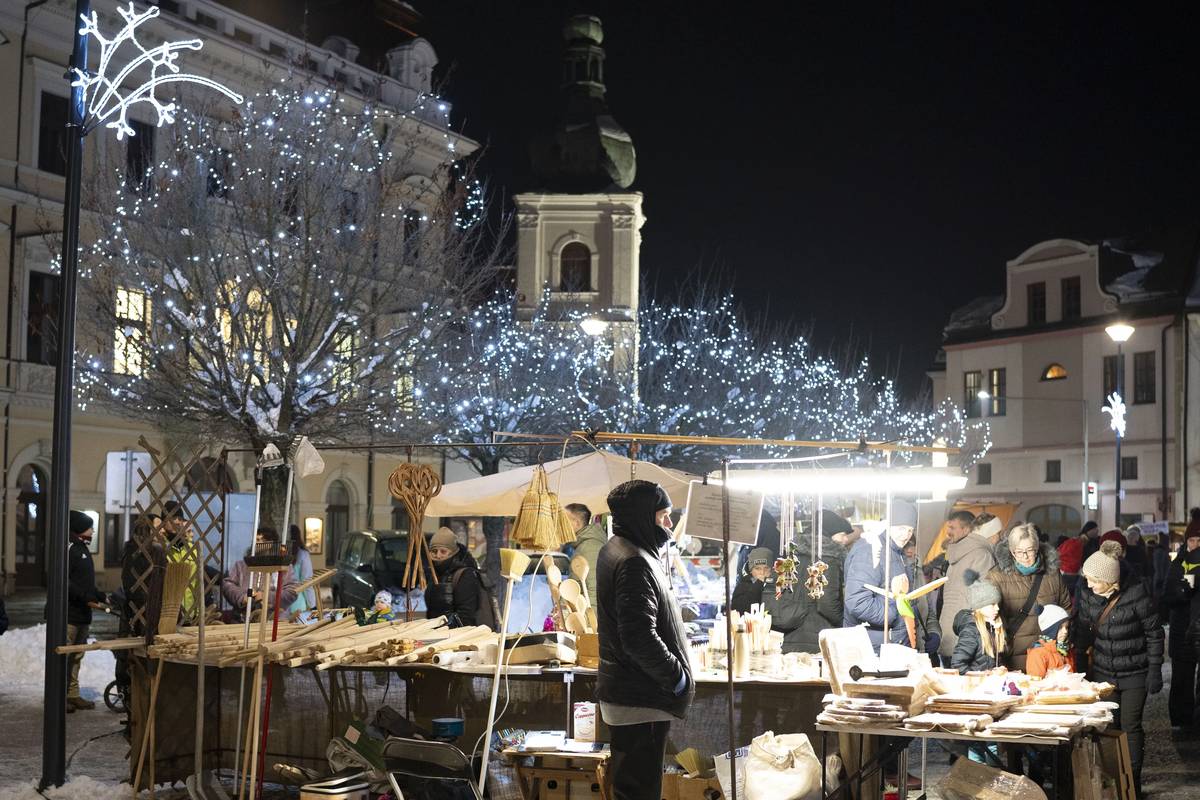Zveme vás na tradiční mikulášský den na Tyršově náměstí. Těšit se můžete na vánoční jarmark, oblíbené anděly na chůdách, Mikuláše s čerty a anděly na povoze i pohádku pro děti. Program začne už v 10 hodin vánočním jarmarkem a od 17 hodin vyrazí Mikuláš se svou družinou na povozu z Baseball/Softball areálu. Na náměstí dorazí přibližně v 18 hodin, kde jej společně s dětmi přivítáme. Níže přikládáme také mapičku trasy, kudy bude povoz projíždět. Těšíme se na vás!