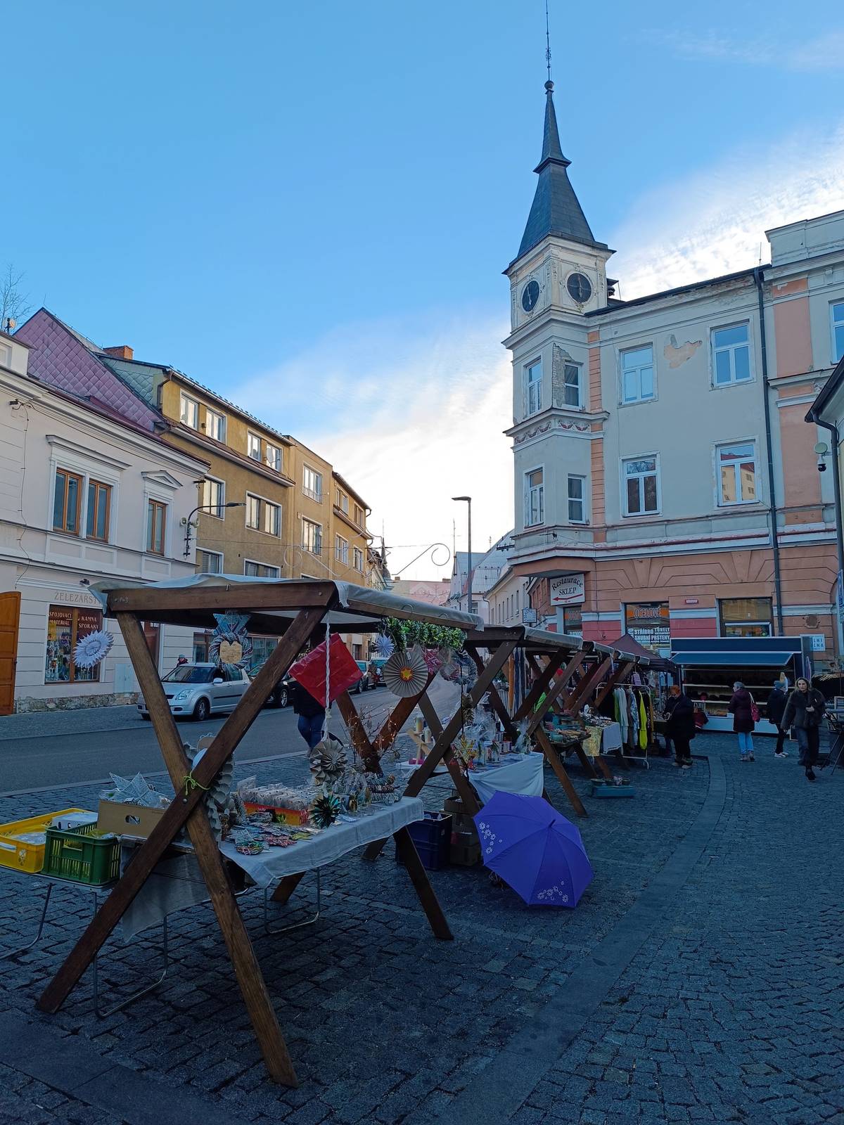 Fotografické ohlédnutí. V sobotu 13. prosince připravili místní podnikatelé ve spolupráci s městem adventní trhy na malém náměstí a v Rožmberské ulici. Celou fotogalerii najdete na webu města 👉 Adventní náměstíčko 13. 12. 2025: Vimperk