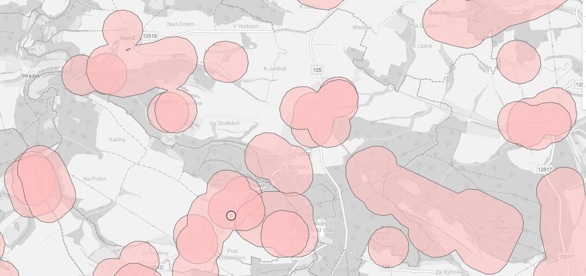 Ohňostroje  a pyrotechnika od 1.12.2025   Vážení spoluobčané. Protože se blíží Vánoce a konec roku, které jsou spojené s odpalováním zábavní pyrotechniky, rádi bychom Vás seznámili s omezením používání pyrotechniky, které je od 1.12.2025 uzákoněno podle  zákona č. 344/2025 Sb., kterým se mění zákon č. 206/2015 Sb.     Doposud nebyla provedena veřejná obecní vyhláška na omezení pyrotechniky, ale je  třeba dbát zejména omezení v určených místech z důvodu níže uvedených : § 35b Zákaz zacházení s pyrotechnickými výrobky Zacházet s pyrotechnickými výrobky s výjimkou kategorie F1, pokud jde o jejich odpalování, a dále jejich užívání k provádění ohňostrojných prací nebo ohňostrojů, je zakázáno ve vzdálenosti do 250 m nebo, stanoví-li návod k použití větší bezpečnou vzdálenost, do této vzdálenosti od a) stavby zařízení poskytujícího zdravotní lůžkovou péči, domova pro seniory, domova pro osoby se zdravotním postižením, domova se zvláštním režimem, denního stacionáře, týdenního stacionáře nebo centra denních služeb, b) pozemku, na němž je provozován útulek, záchranná stanice, záchranné centrum nebo zoologická zahrada, nebo c) objektu evidovaného v evidenci hospodářství podle objektů určených k chovu evidovaných zvířat vedené podle zákona o zemědělství. Podle § 35c novely zákona mohou obce rozšířit zákaz zacházení s pyrotechnickými výrobky obecně závaznými vyhláškami.   Naší obce se týká zejména omezení kvůli rehabilitačnímu ústavu a chovu hospodářských zvířat a včelstev. Níže je odkaz kde je mapa ve které lze detailně najít oblasti se zákazem používání pyrotechniky dle zákona č. 344/2025 Sb. https://agrigis.gov.cz/portal/apps/instant/basic/index.html?appid=ded81b51ac6e4ea1b071ef28122f547b   Mapa obsahuje zóny, ve kterých je zakázáno zacházet s pyrotechnickými výrobky s výjimkou kategorie F1 podle § 35b zákona č. 344/2025 Sb., kterým se mění zákon č. 206/2015 Sb., o pyrotechnických výrobcích a zacházení s nimi a o změně některých zákonů (zákon o pyrotechnice),  ve znění pozdějších předpisů, a další související zákony. Účinnost zón s omezeným používáním pyrotechniky je stanovena od 1. 12. 2025. Dále je podle § 16 zákona č. 114/1992 Sb., o ochraně přírody a krajiny, ve znění pozdějších předpisům, na celém území národních parků zakázáno provádět ohňostroje nebo používat zábavní pyrotechniku. Proto důrazně žádáme Vás naši sousedé a spoluobčané,  aby  jste tyto zóny respektovali a předešli tak případným sankcím nebo problémům. Věříme, že i tak si vánoční svátky a příchod Nového roku užijete. Děkujeme Vaše obec Kladruby
