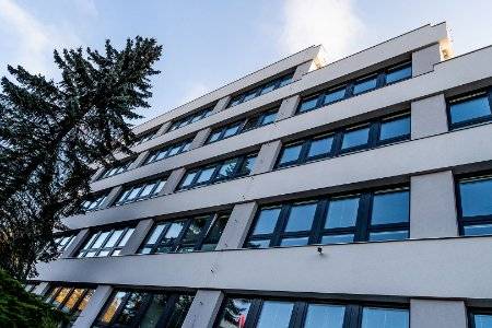 S blížícími se vánočními svátky informujeme klienty a občany, že provoz městského úřadu a dalších městských organizací bude v tomto období mírně upraven. I naši zaměstnanci se těší na chvíle strávené s rodinou, aby stihli dozdobit vánoční stromeček, zabalit dárky pro své blízké a zachránit plech s vanilkovými rohlíčky před spálením. Prosíme vás proto o pochopení a trpělivost během těchto svátečních dnů. Přejeme vám klidné a radostné Vánoce plné pohody a těšíme se na vás v novém roce s novou energií a úsměvem! 🏛️ Úřední hodiny Městského úřadu 📌 Úterý 23. 12. • 8.00–12.00 – standardní úřední doba (pouze pro objednané klienty) • 8.00–12.00 – zkrácená úřední doba podatelny a pokladny 📌 Pondělí 29. 12. • 8.00–17.00 – standardní úřední doba 📌 Úterý 30. 12. • 8.00–12.00 – standardní úřední doba (pouze pro objednané klienty) 📌 Středa 31. 12. • 8.00–12.00 – zkrácená úřední doba 📌 Pátek 2. 1. • 8.00–12.00 – standardní úřední doba ________________________________________ 💰 Pokladna města 📌 Út 23. 12. a St 31. 12. • 8.00–12.00 – zkrácená provozní doba ⚠️ 22.–31. 12. • nebude možné platit kartou na pokladnách města • bude vypnuta platební brána města ________________________________________ 🚛 Svoz komunálního odpadu 📌 St 24. 12., Čt 25. 12., Pá 26. 12. a Čt 1. 1. • svoz probíhá jako v běžný den ________________________________________ ♻️ Sběrný dvůr ❌ St 24. 12., Čt 25. 12., Pá 26. 12., St 31. 12. a Čt 1. 1. – ZAVŘENO ________________________________________ ℹ️ Infocentrum – náměstí Svornosti V prosinci: 📌 Po–Pá: 9.00–17.00 📌 So: 9.00–12.00, 13.00–17.00 📌 Ne: 9.00–12.00, 13.00–16.00 O svátcích: ❌ St 24. 12. a Čt 25. 12. – ZAVŘENO 📌 Pá 26. 12.: 9.00–12.00, 13.00–17.00 📌 So 27. 12.: 9.00–12.00, 13.00–17.00 📌 Ne 28. 12.: 9.00–12.00, 13.00–16.00 📌 Po 29. 12. a Út 30. 12.: 9.00–17.00 📌 St 31. 12.: 9.00–16.00 📌 Čt 1. 1.: 12.00–17.00 ________________________________________ 📚 Městská knihovna 📌 22.–23. 12. a 29.–30. 12. • otevřeno pouze do 16.00 hodin ❌ 24.–26. 12. a 31. 12.–2. 1. – ZAVŘENO