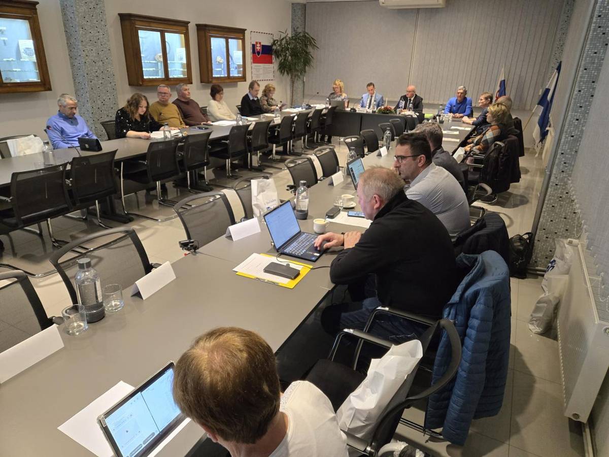 Druhý ročník charitatívnych vianočných trhov v obci Beluša opäť pomôže rodine s ťažko chorým dieťaťom a v obecnom rozpočte boli na tento účel odsúhlasené mimoriadne finančné prostriedky. Zásielková spoločnosť má záujem rozšíriť svoje služby vybudovaním ďalšieho odberného zásielko-boxu.