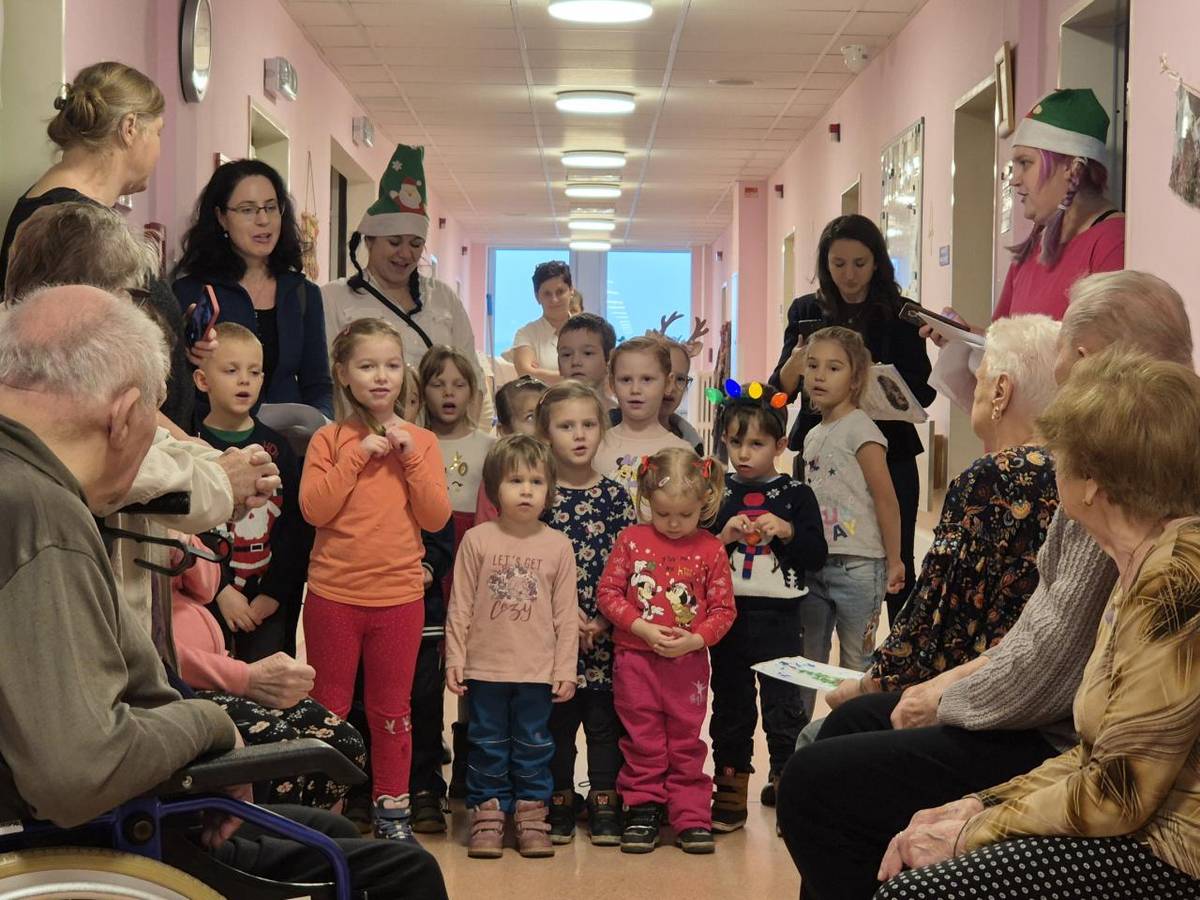 Dnes k nám zavítaly děti z MŠ Roštění a svým zpěvem vánočních písní a koled nám všem vykouzlily úsměv na tváři. Vystoupení dětí naplnilo srdce našich klientů radostí.   Na závěr děti popřály krásné svátky a podaly si ruce s našimi klienty.
