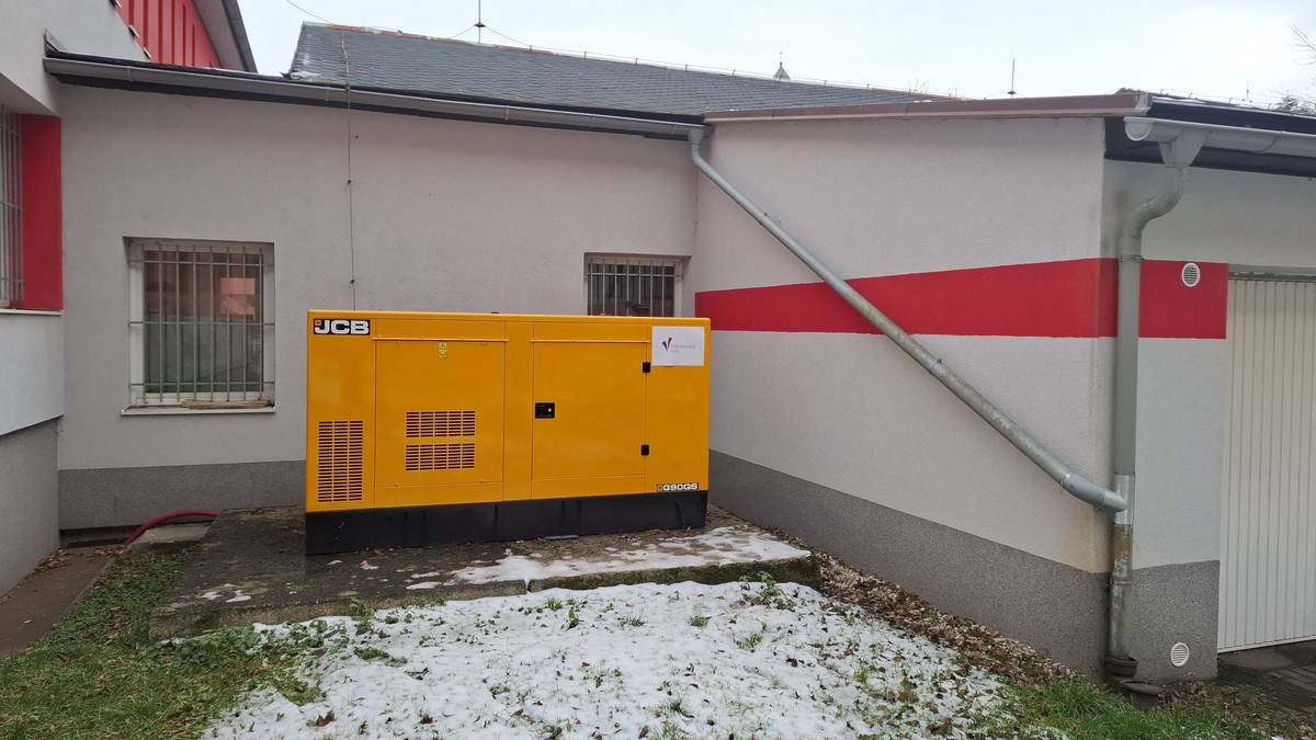 CHODOV (17. 12. 2025) – Chodov pokračuje v modernizaci vybavení své jednotky dobrovolných hasičů a dalších složek záchranného systému. Městský záchranný systém už nyní disponuje novým záložním zdrojem energie, který bude sloužit hasičům, městské policii i krizovému řízení města. Původní záložní zdroj energie z roku 2007 už přestal výkonově stačit a jeho výměna byla nezbytná také kvůli plánované rekonstrukci budovy městského záchranného systému. Na pořízení nového zařízení získal Chodov půlmilionovou dotaci od Karlovarského kraje (www.kr-karlovarsky.cz). Celková cena nového zdroje činí 778 163 korun. Rozdíl mezi dotací a celkovou cenou doplatilo město ze svého rozpočtu. Chodov pravidelně investuje do techniky, zázemí i výstroje, aby byla zajištěna spolehlivá pomoc obyvatelům města i okolí.