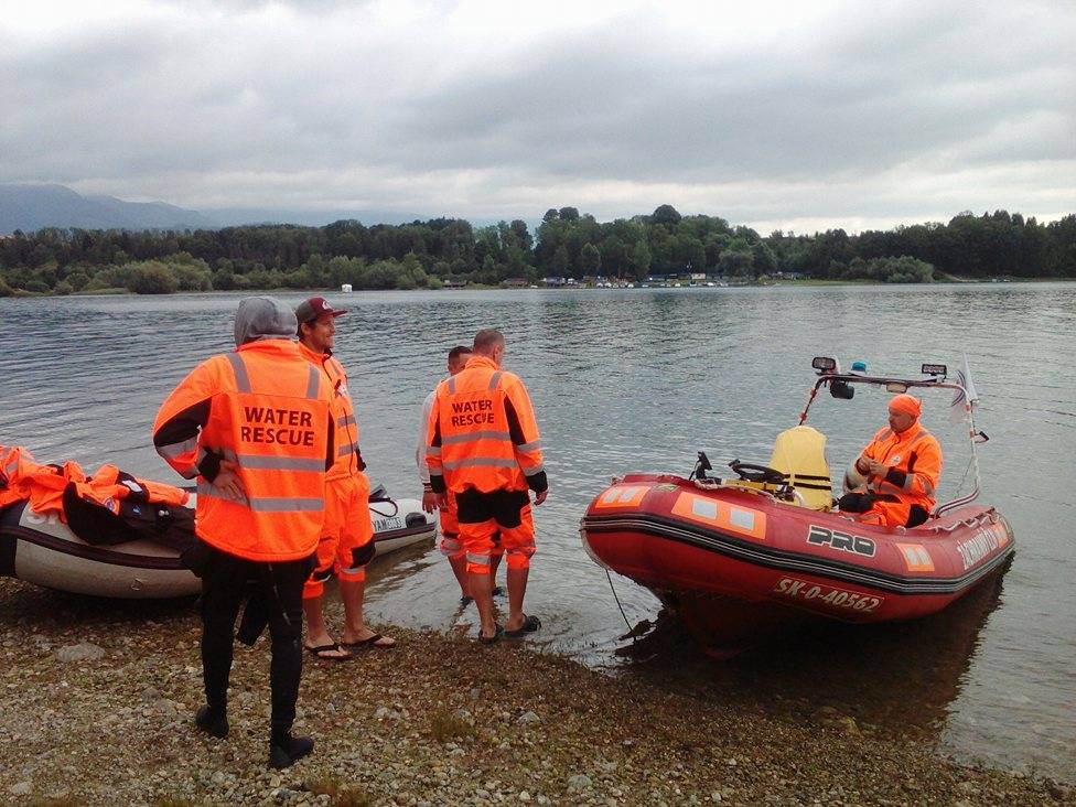 Dve osádky záchranných plavidiel s členmi miestneho spolku VZS SČK v Liptovskom Mikuláši úspešne zabezpečovali vodnú záchranu na triatlonových pretekoch Oravaman, ktoré sa konali 14.7.2018 na Liptovskej Mare.