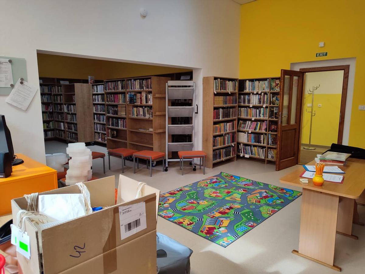 Děti si letošního večerního i nočního pobytu v knihovně nadmíru užily. Po absolvování kvízů, různých netradičních her si zařádily na skákacím hradě, vyzkoušely si nadšeně prolézačky, prošly se nočním městečkem, starší shlédly pohádku, menší si sdělovaly potichounku své nové zážitky.