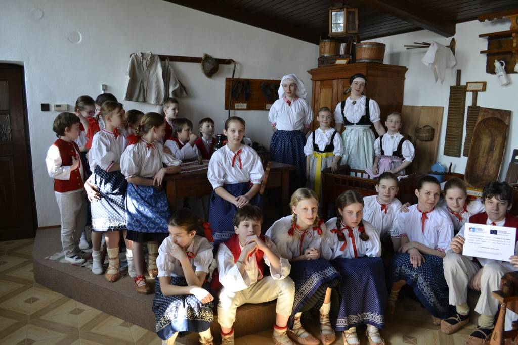 A3 – „Spoznajme sa cez folklór“ – spoločná cezhraničná folklórna slávnosť usporiadaná v obci Oravské Veselé.