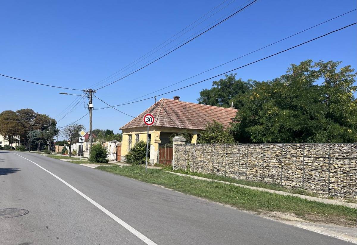 Spomalenie premávky pri kostole na Hlavnej ulici