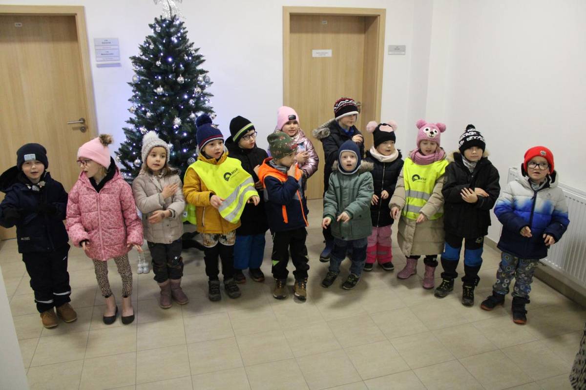 Na obecní úřad zavítaly děti z mateřské školy, které nám svým recitováním a zpěvem navodily tu pravou předvánoční náladu.