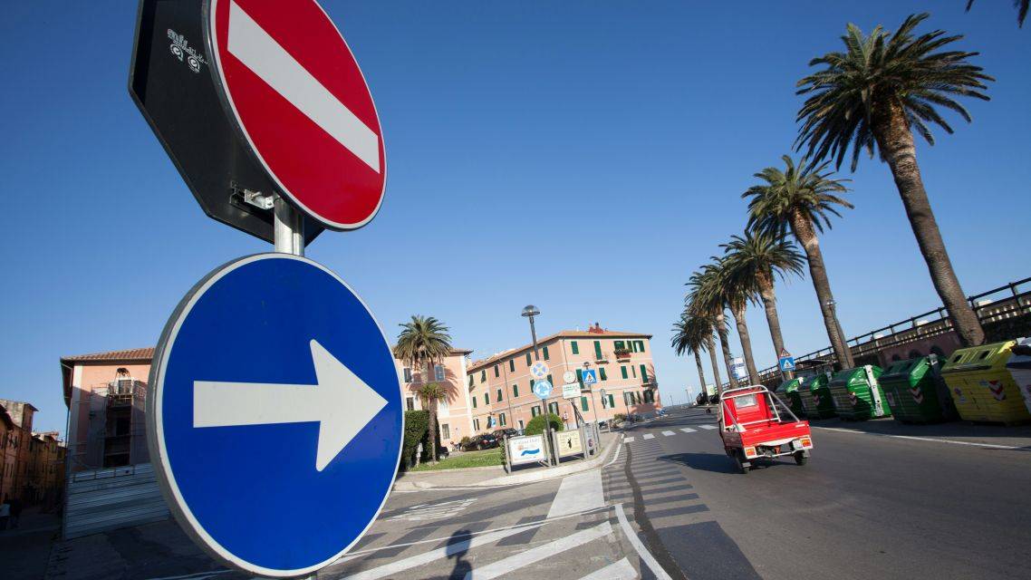 V záujme bezpečnosti všetkých účastníkov cestnej premávky a ochrany majetku BSK upozorňujeme občanov na povinnosť odstrániť akékoľvek predmety, reklamné či informačné tabule, bannery alebo iné zariadenia, ktoré sú umiestnené na stĺpikoch alebo nosných konštrukciách,ak nesúvisia s dopravným značením.