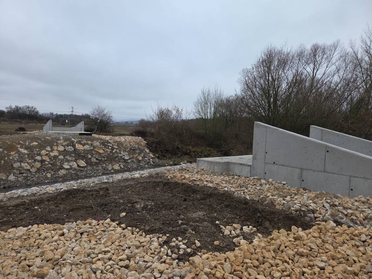 🚚V utorok 16.12.2025 dopravia tri nadrozmerné návesy dlho očakávanú lávku, ktorá k nám poputuje v skorých ranných hodinách z Banskej Bystrice...    👀O priebehu Vás budeme informovať..