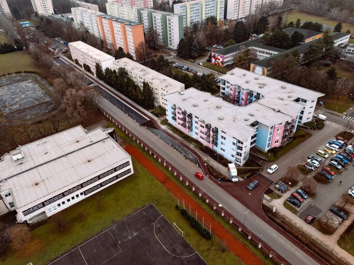 Od štvrtka 18. 12. 2025 približne od 15.00 h sa na Ulici J. G. Tajovského vracia pôvodná organizácia dopravy a ulica bude opäť obojsmerná.    Dokončovacie úpravy (zemné práce, drobné stavebné úpravy, dopravné značenie) budú nateraz pozastavené a opätovne budú spustené po Novom roku.    Sprístupnené budú aj parkovacie plochy pred bytovými domami Tajovského č. 1 – 6 a č. 20 a prístupné budú všetky chodníky.   Na ulici už pribudli aj ochranné pruhy pre cyklistov, obnovili sa parkoviská a chodník a doplnilo sa nové verejné osvetlenie. Vodorovné značenie sa bude robiť, keď to dovolí počasie .    Zobojsmernenie ulice ovplyvní aj Mestský bus    Od štvrtka 18. 12. 2025 od 15.00 h sa ruší dočasná zastávka J. G. Tajovského A pri Čajkovského 1 a linky budú obsluhovať pôvodnú (zrekonštruovanú) zastávku J. G. Tajovského A.   Obchádzka cez Lomonosovovu a dočasná zastávka J. G. Tajovského B pri ZŠ Kornela Mahra zostávajú zatiaľ v platnosti.     Viac informácií nájdete v tomto článku.     Prosíme, sledujte dopravné značenie a jazdite opatrne. Ďakujeme za trpezlivosť a ospravedlňujeme sa za znížený komfort.