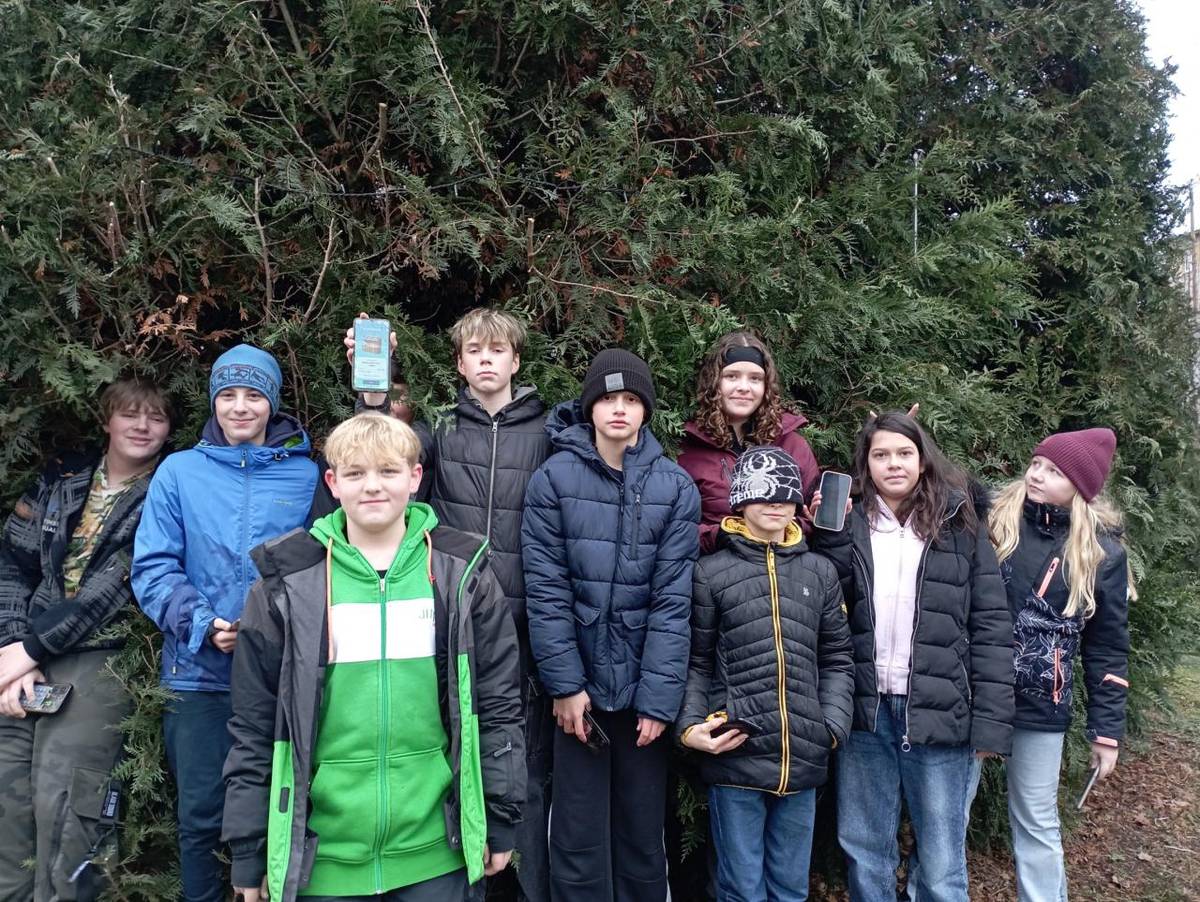 V předvánočním čase se žáci 7. ročníku zúčastnili tematické únikové hry s názvem „Splněné vánoční přání" – putování po Jesenici, která je zavedla do okolní přírody i zajímavých míst této oblasti.