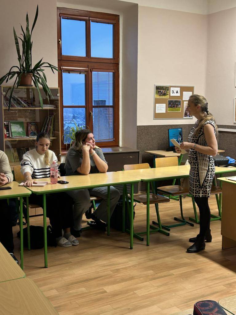 Osobní finance, spoření, investování, úvěry a spousta dalších  informací, které se týkají finanční gramotnosti. Rozhodně zajímavé vystoupení našeho hosta, kterým byla paní Pospíšilová. Děkujeme a těšíme se na další spolupráci.