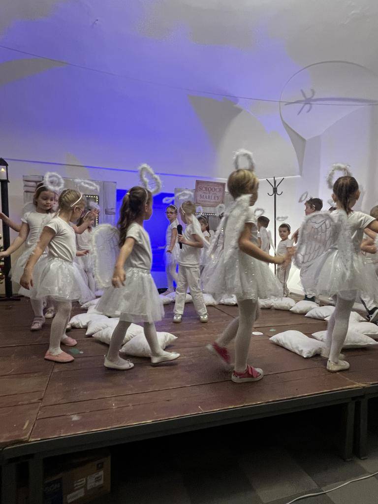 V utorok 16. decembra vystúpili v sále kaštieľa deti z materskej školy a žiaci z Cirkevnej školy sv. Martina na tradičnom predvianočnom vystúpení. Pod vedením pedagógov nám ukázali svoje talenty, spríjemnili predvianočný čas a potešili každého jedného diváka.