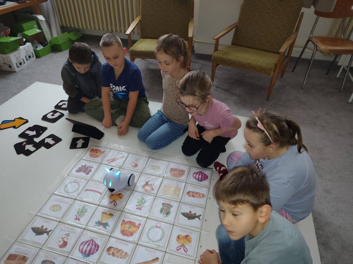 Ve 2.A jsme si v pondělí užili neobvyklou hodinu s roboty. Povídali jsme si o vánočních tradicích a pak jsme si s roboty Photony zahráli robotí pexeso. A jak jsme to dělali? Posílali jsme robota vždy ke správné dvojici obrázku. Děti využily také iRoboty a pohrály si se stavebnicí Lego education.