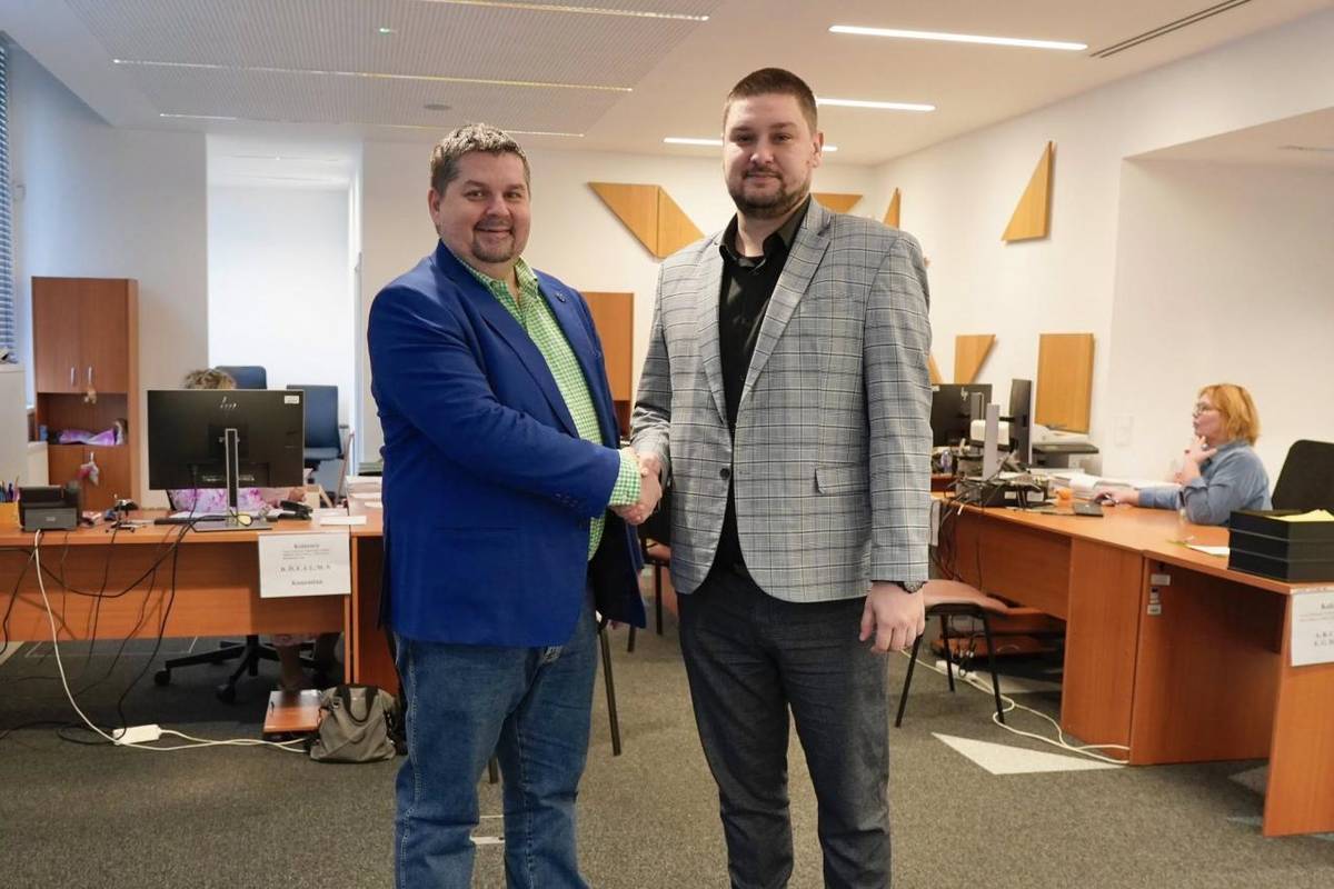 V Kolárove oficiálne začala fungovať pobočka Úradu práce, sociálnych vecí a rodiny. Novootvorené priestory dnes navštívili primátor mesta Béla Halász, riaditeľ okresného úradu práce Mgr. Viliam Kocsis a vedúci úradu László Beke.