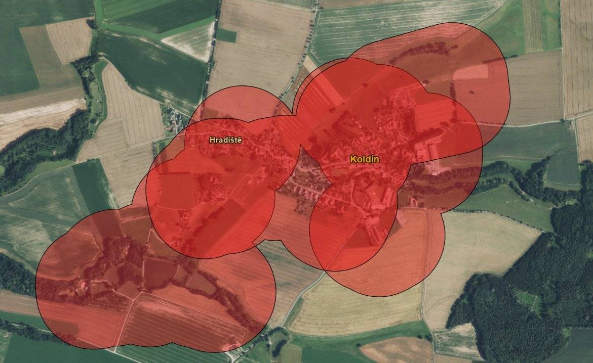 Od dne 1. prosince 2025 platí celostátní omezení pyrotechniky. Novela zákona č. 206/2015 Sb. zavádí zákaz používání pyrotechnických výrobků kategorie F2–F4 v ochranném pásmu 250 metrů kolem chovů zvířat (včetně stanovišť včelstev), útulků, sociálních a zdravotních zařízení. Jedná se o nařízení státu, nikoliv obce. Zůstává povoleno používání pyrotechniky Kategorie F1, což je drobná pyrotechnika, jako jsou prskavky nebo malé fontánky. V Koldíně a části obce Hradiště spadají do těchto zón víceméně všechny obydlené části i jejich okolí. Interaktivní mapa chráněných zón: https://ohnostroje.pozemkov.cz/ Z výše uvedeného se ruší každoroční silvestrovský ohňostroj v obci Koldín.
