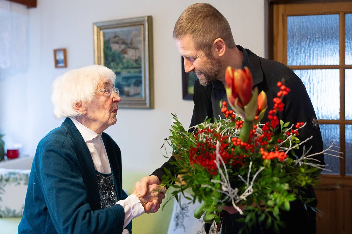 Odkaz na fotogalerii a průvodní text 💎 >>> Výjimečné jubileum oslavila v pondělí 15. prosince paní Irenka Špalková, nejstarší občanka Hrádku nad Nisou, která se dožila krásných 100 let.