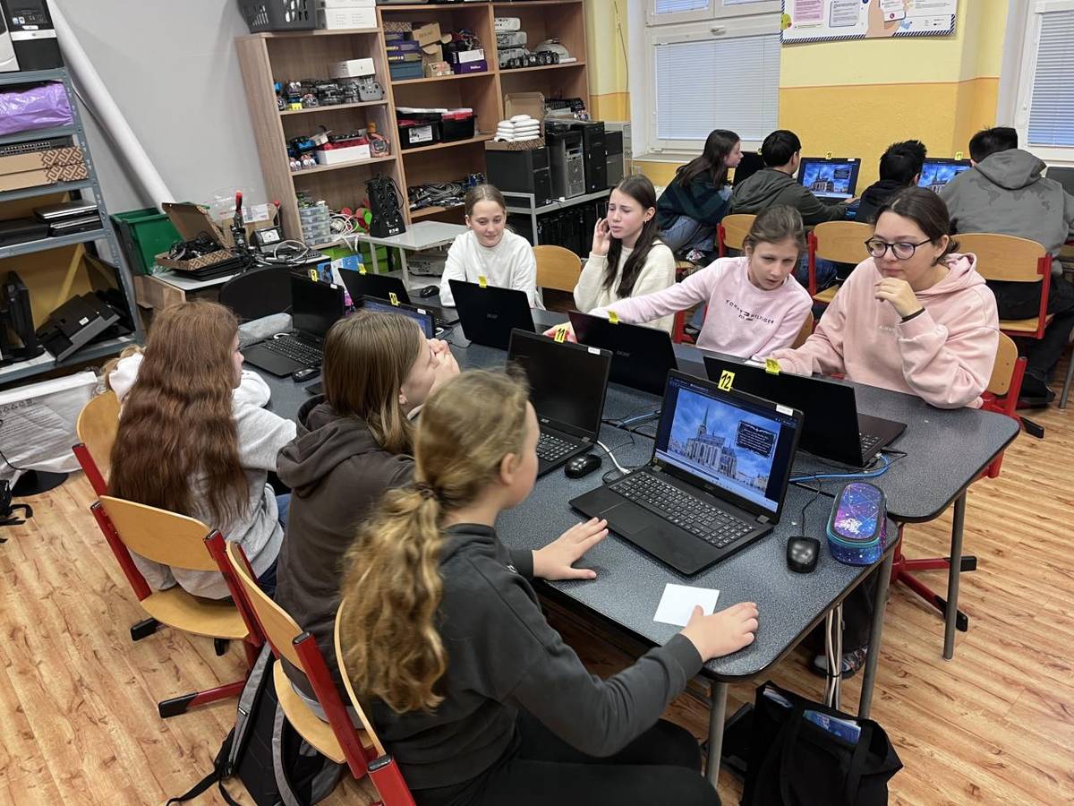 V rámci mezipředmětové a mezigenerační spolupráce jsme s kolegou propojili 5. a 9. ročník a společně se ponořili do tématu Národního obrození. Hlavní postavou aktivit byl Bedřich Smetana, významný český hudební skladatel, jehož život a tvorbu žáci poznávali netradiční a hravou formou.