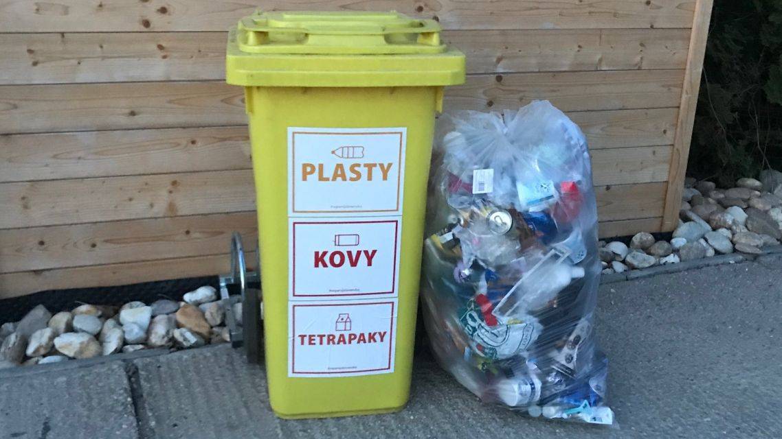 Vyložte svoje nádoby, resp. vrecia tak ako je zaužívané, večer pred vývozom, resp. do 06:00 v daný deň.