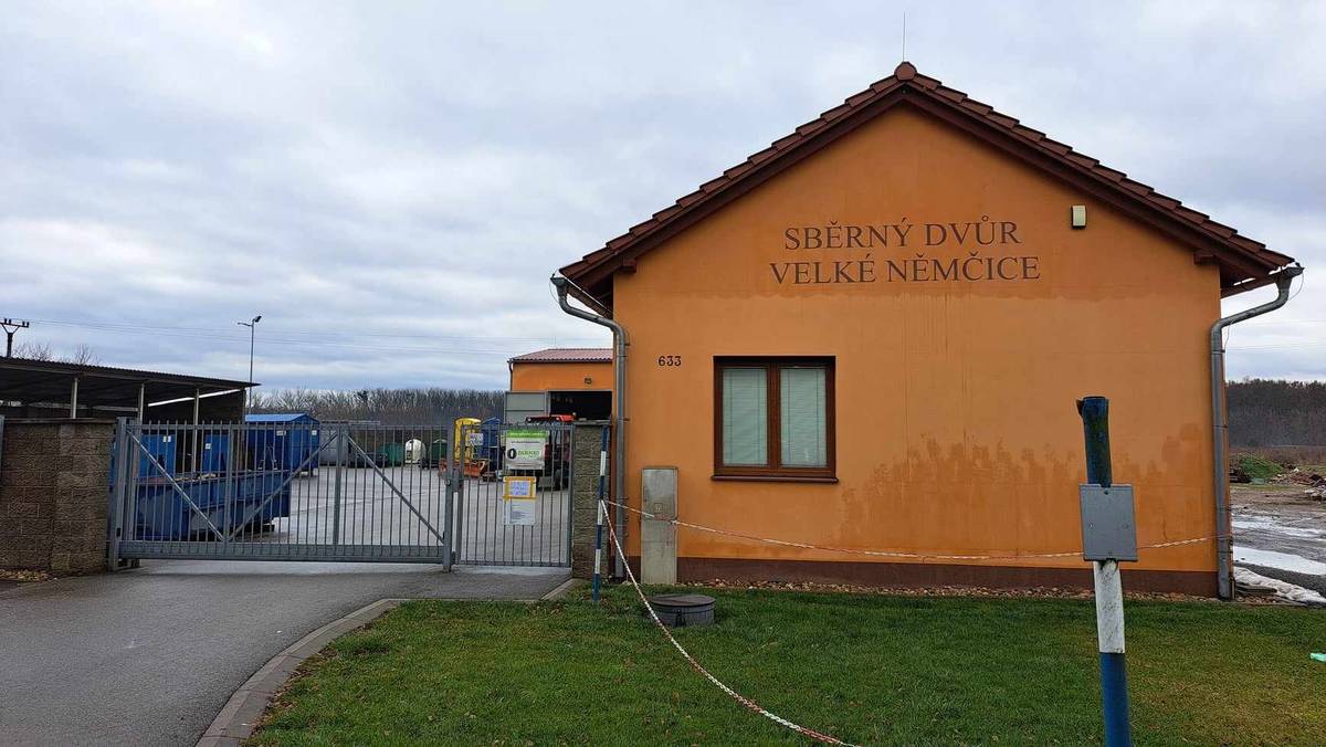 Sběrný dvůr a úložiště bioodpadu bude přes vánoční svátky otevřen následovně: čtvrtek 18.12.2025 otevřeno sobota 20.12.2025 otevřeno úterý 23.12.2025 zavřeno čtvrtek 25.12.2025 zavřeno sobota 27.12.2025 otevřeno úterý 30.12.2025 zavřeno čtvrtek 1.1.2026 zavřeno sobota 3.1.2026 otevřeno Děkujeme za pochopení.