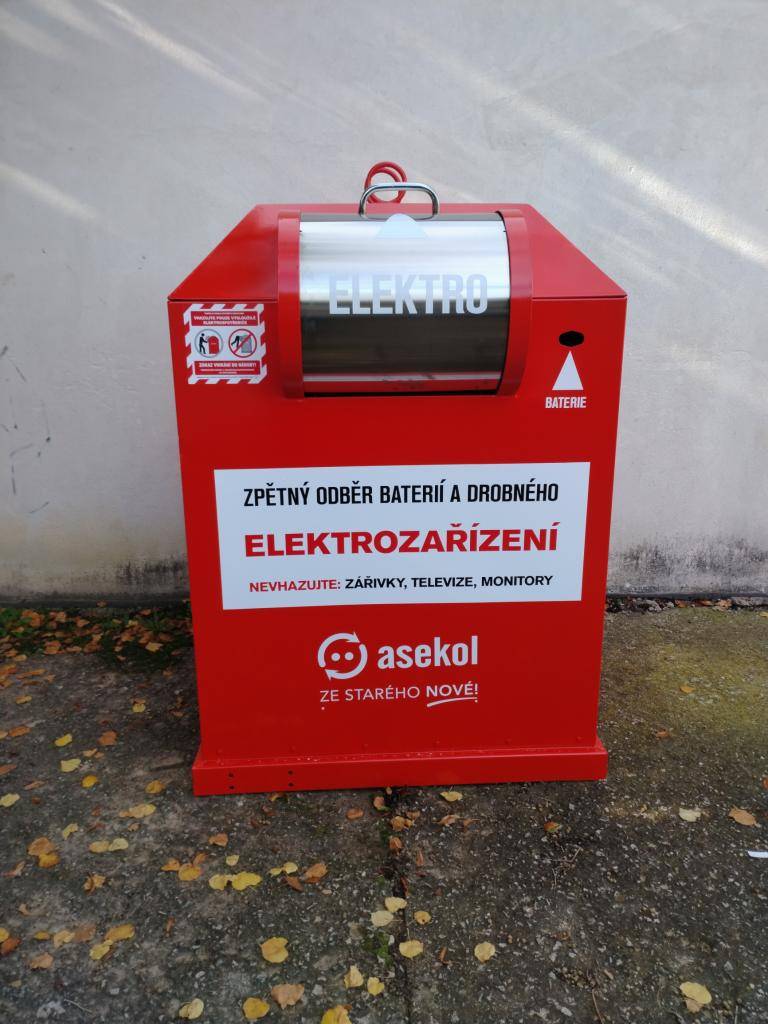 Nový kontejner na elektrozařízení se nachází společně s ostatními kontejnery na sběrném místě u ZŠ.