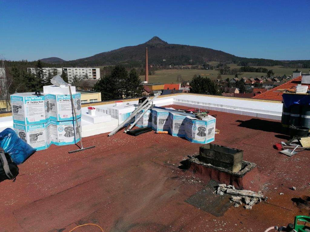 Již třetí etapa generálních oprav rovných střešních konstrukcí.