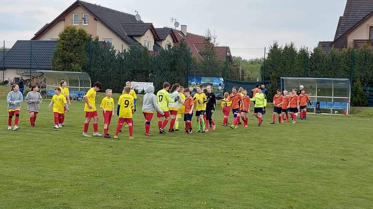 Futbalový turnaj U 13 – Veľká Lomnica  V ten istý deň sme odohrali aj prvý turnaj U 13. Dosiahli sme rovnaké výsledky ako U11. Jeden zápas sme vyhrali, jeden prehrali a raz sme remizovali.