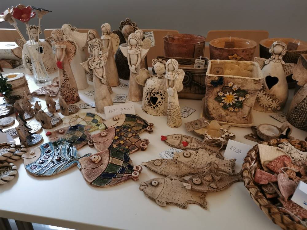 V Komunitním centru v Neubuzi si můžete zakoupit keramické výrobky, které vyrobili klienti Sociální rehabilitace Zahrada v Kroměříži. Zakoupením přispějete na provoz tohoto zařízení.   Komunitní centrum je otevřeno ve čtvrtek 25.11. od 14 do 18 hod., v pátek 26.11. od 9 do 13 hod.