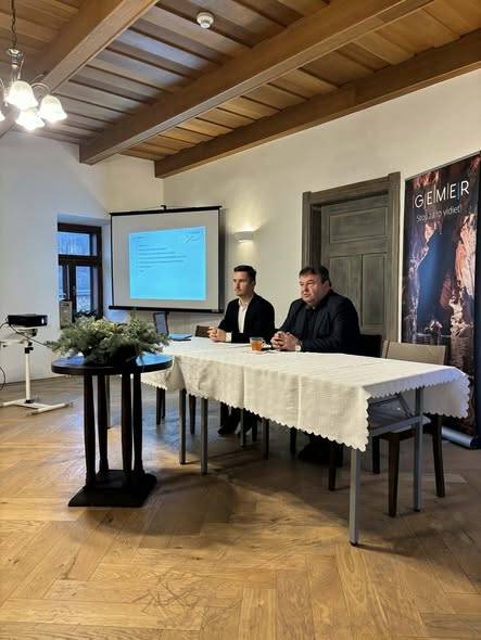 Hnúšťa, 17.12.2025 - V pondelok 15. decembra 2025 o 9:00 hod. sa v reprezentatívnych priestoroch Kaštieľa Coburgovcov v Jelšave uskutočnilo zasadnutie Valného zhromaždenia Oblastnej organizácie cestovného ruchu (OOCR) Gemer, ktorej členom je aj mesto Hnúšťa.